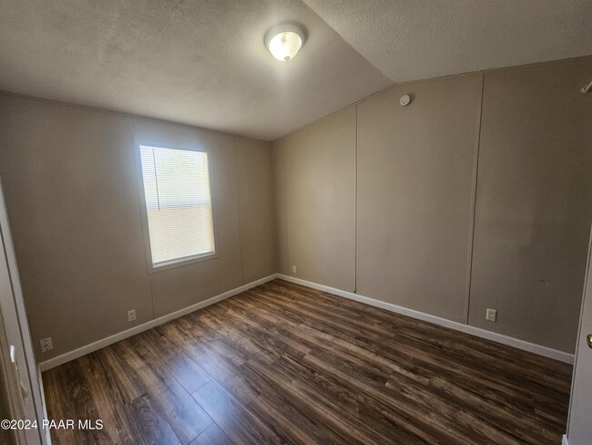 Building Photo - 17243 E Lakeview Dr