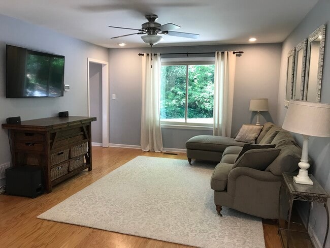 Building Photo - 4889 Lake Forrest Dr