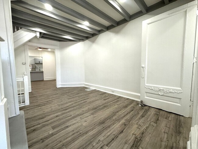 Foto del edificio - Stunning 4-Bedroom Townhome in Carroll Par...