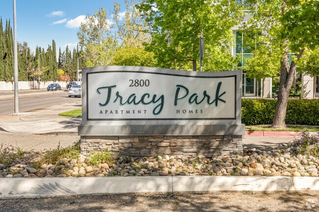 Letrero del edificio - TRACY PARK