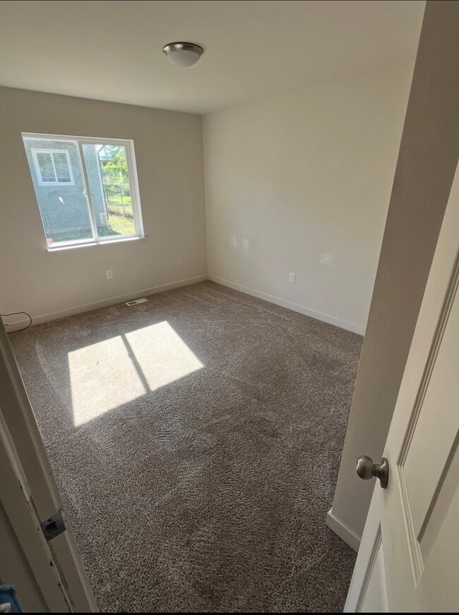 Foto del edificio - 6011 E F St