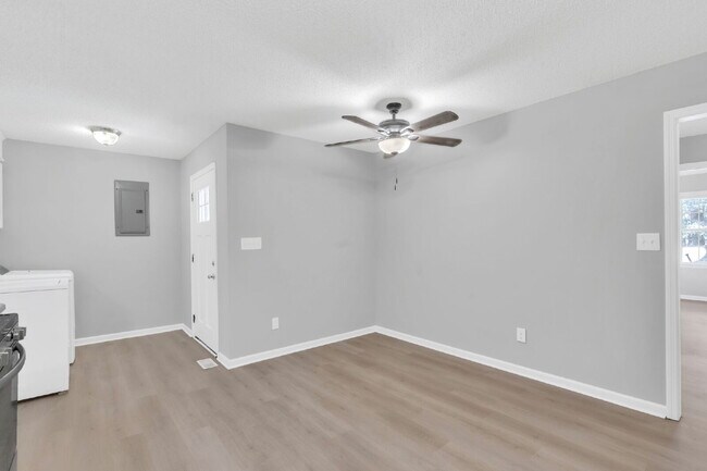 Building Photo - Discover Comfort and Convenience! Prime Bo...