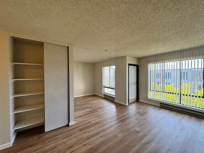 Foto del edificio - $500 OFF FIRST MONTH RENT!! Studio Condo A...
