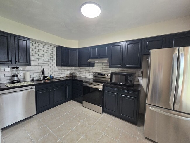 Building Photo - Beautiful 2 Bedroom Townhome - Only Steps ...