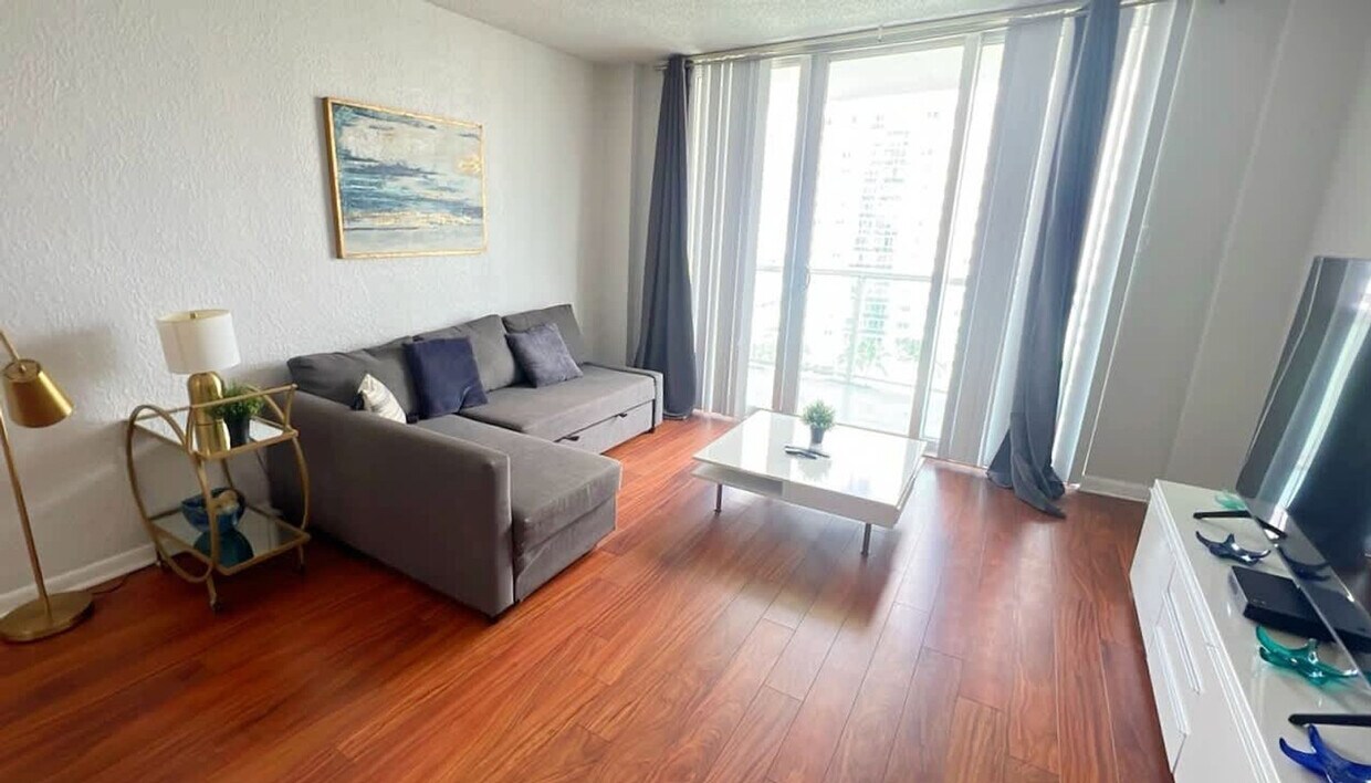 Foto principal - 19370 Collins Ave