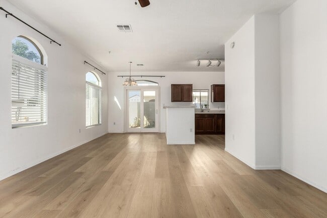 Foto del edificio - 2150 E Bell Rd