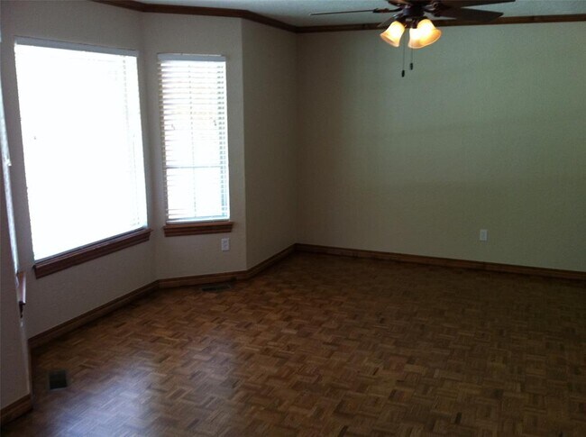 Building Photo - 2733 Walnut Rd