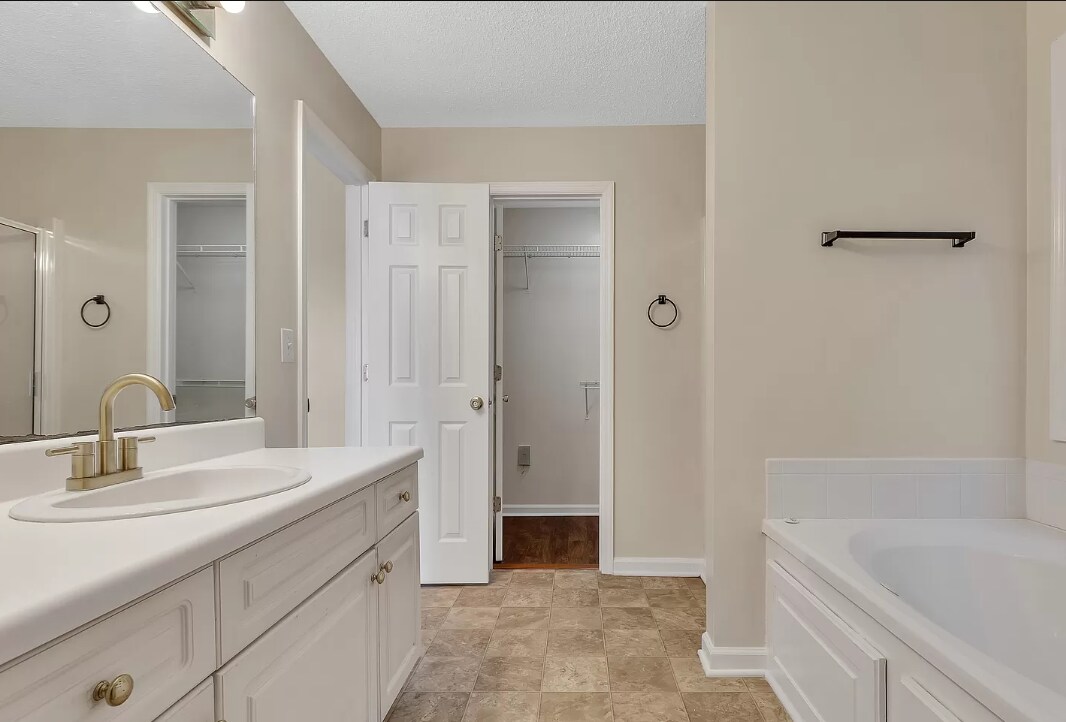 Master Bath - 901 Litchfield Way