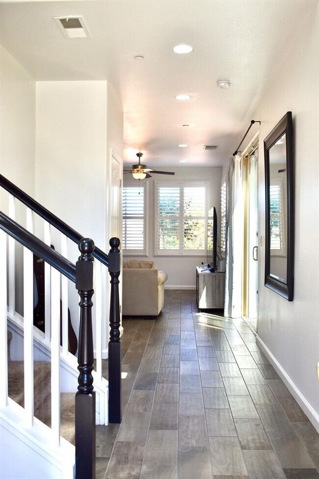 Foto del edificio - Stunning 3-Bedroom, 2.5-Bathroom Home for Rent Near Clovis East