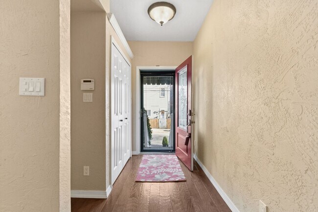 Foto del edificio - Charming 3 Bedroom/4 Bathroom Detached Home Located In The South Side Flats.  Available Immediately.