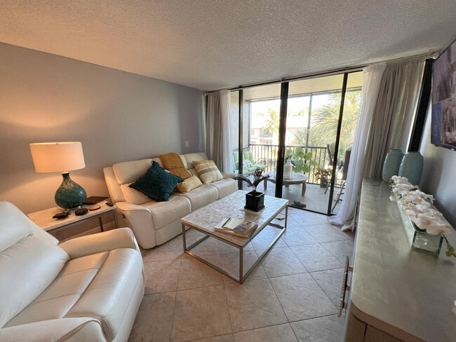 Building Photo - 1 Royal Palm Way
