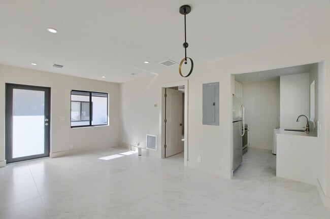 Building Photo - 2503 Oceanview Ave