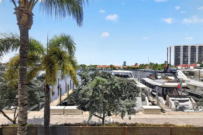 Foto del edificio - Yacht Club Way, Aventura, FL 33180 - 4 BR 4.5 BA townhouse