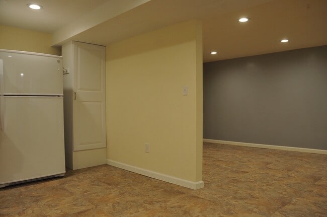 Building Photo - Basement Apartment, 2 bed 1 bath close to Food Trucks on Best