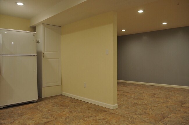 Foto del edificio - Basement Apartment, 2 bed 1 bath close to Food Trucks on Best