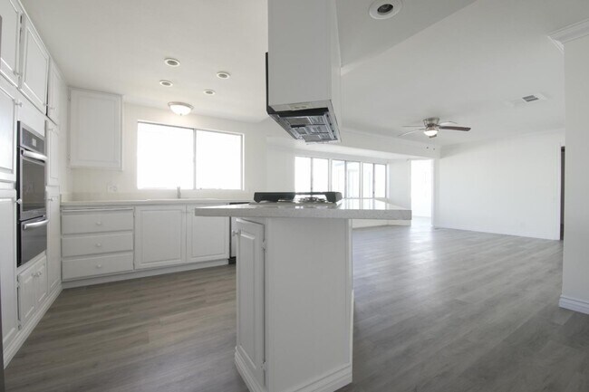 Foto del edificio - 20701 Beach Blvd