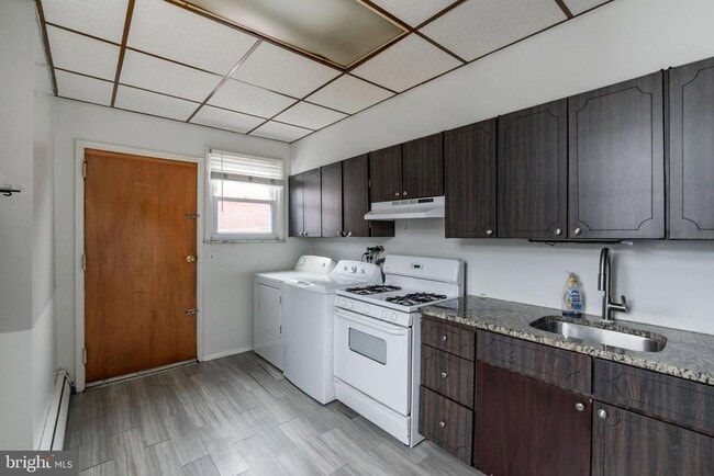 Building Photo - 1325 W Porter St