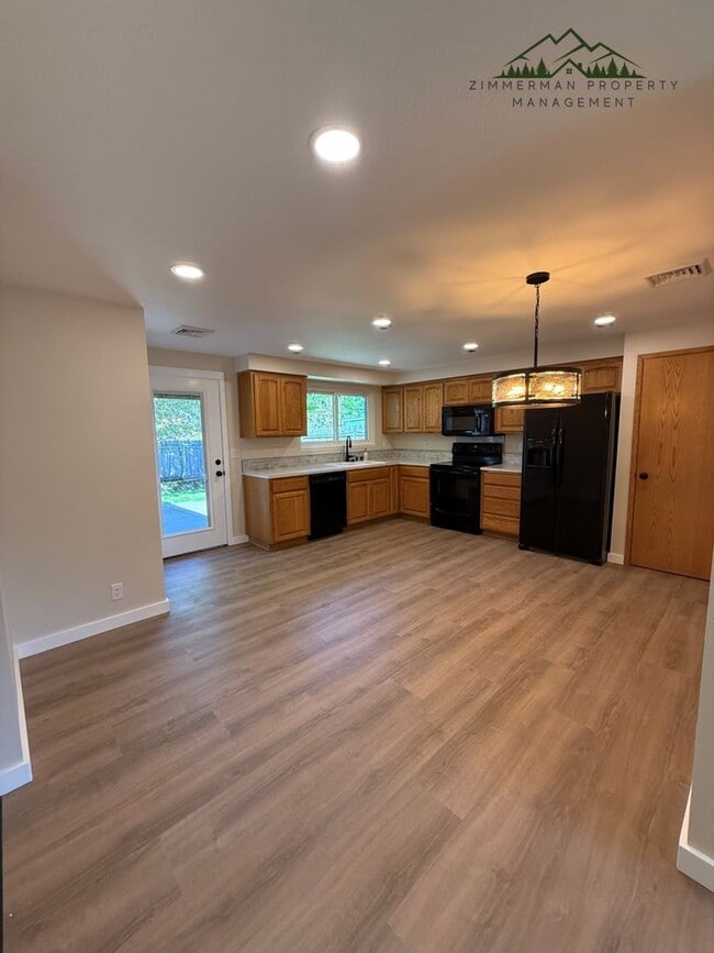 Building Photo - Updated Churchill 3 bedroom 2 bathroom Home