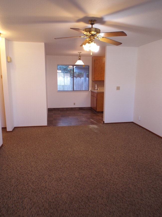 Building Photo - 965 Cyndi Cir