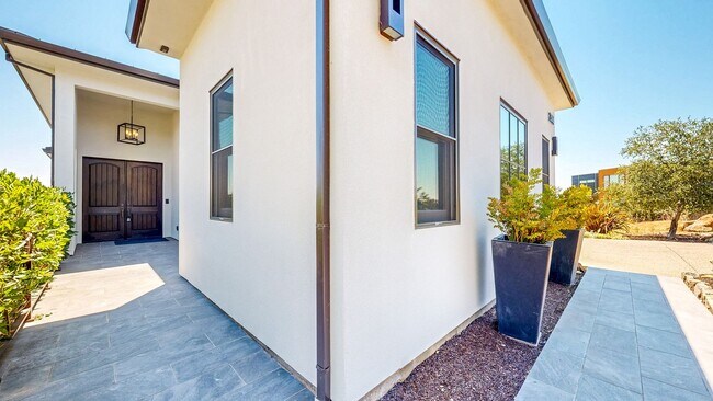 Building Photo - Stunning 5 bedroom 7 bath Fountaingrove Lu...