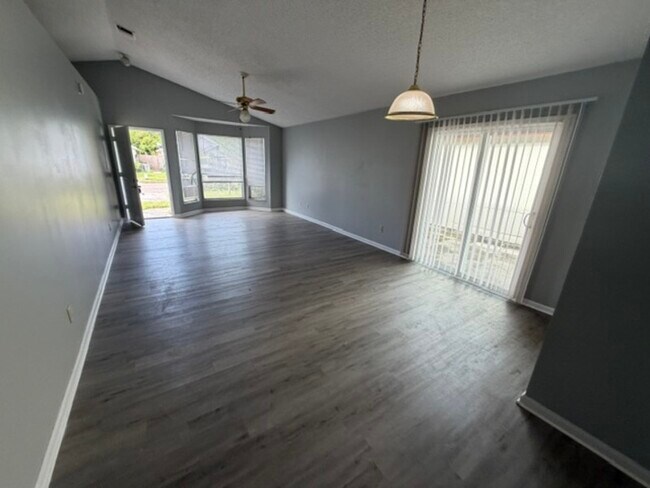 Building Photo - 5061 Knightsbridge Cir N