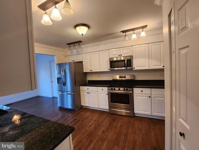 Building Photo - 4 Oriole Dr