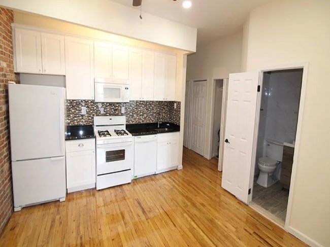 Building Photo - 743 Union St