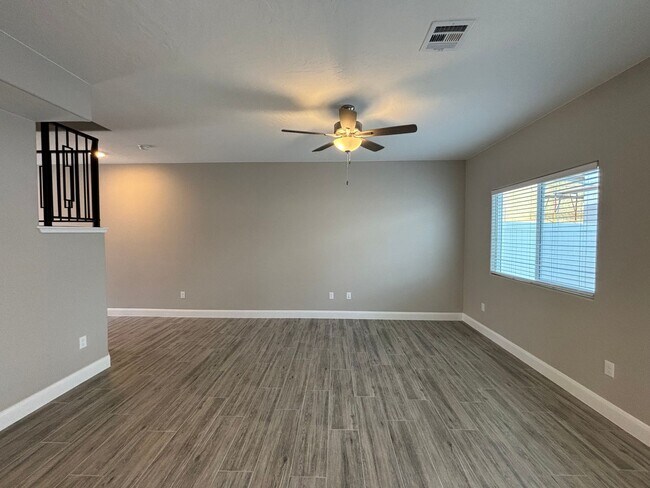 Building Photo - Beautiful Townhome!