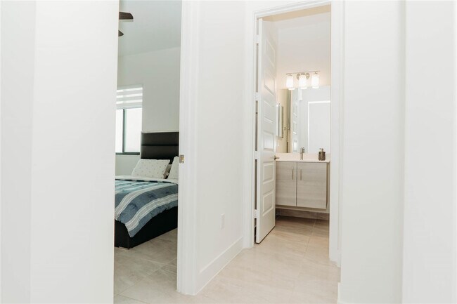 Building Photo - 10710 Aqua Ct