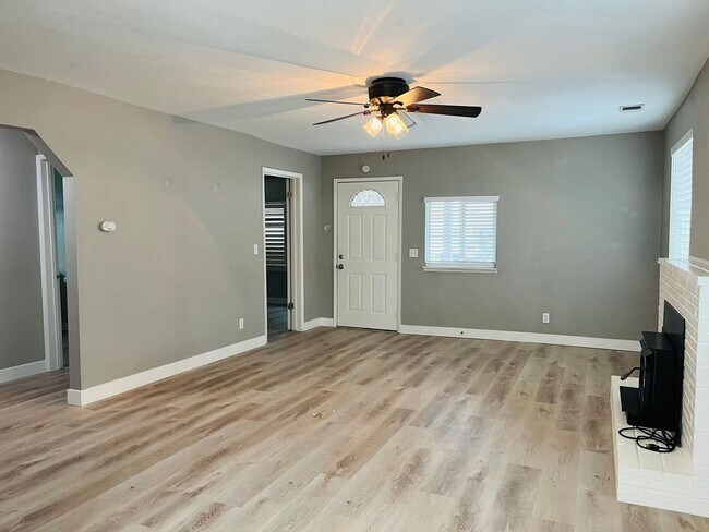 Building Photo - Beautiful home in an established Roseville...