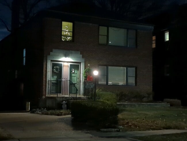 Building Photo - 1256 1/2 Moorlands Dr