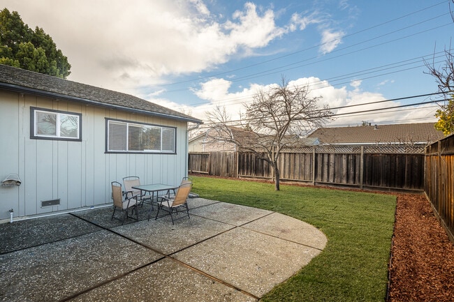 Building Photo - 950 San Pierre Way