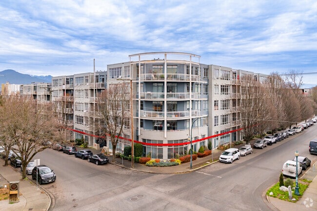Exterior 1 - The Artiste
