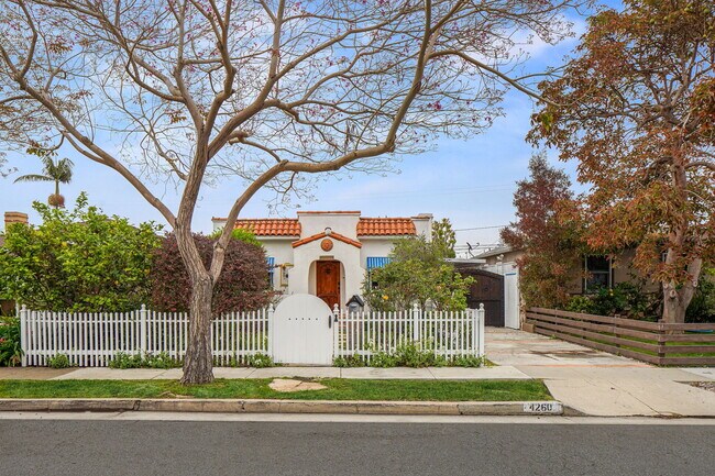 Foto del edificio - 4260 McConnell Blvd