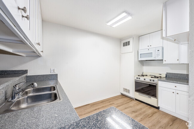 3 habitaciones, 2 baños - 1200 pies cuadrados - Cocina - 5621 Klump Ave