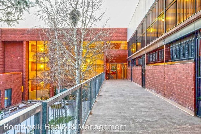 Building Photo - 850 S Donner Way