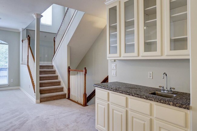 Building Photo - 1709 French Village Dr