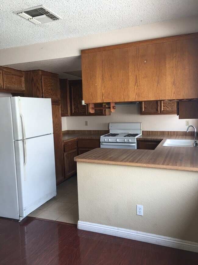 Kitchen - 33 Fano St