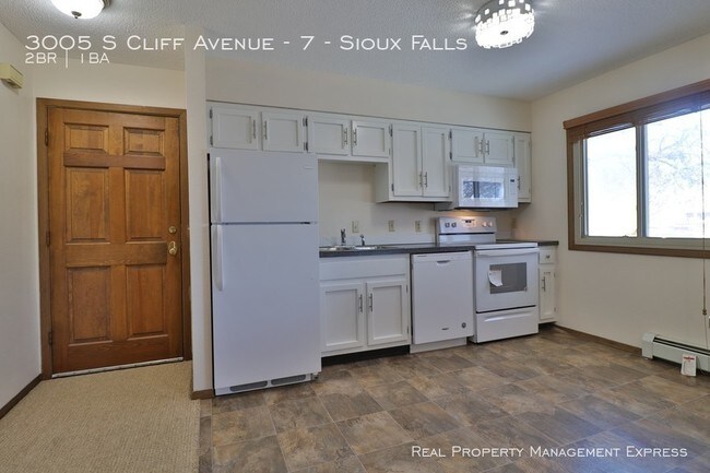 Building Photo - 3005 S Cliff Ave