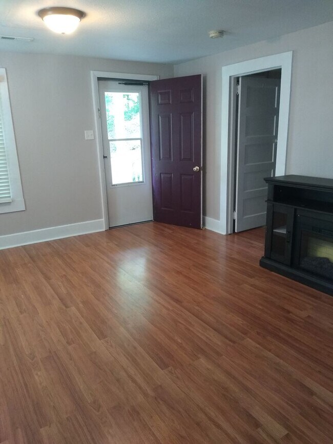 Building Photo - Charming 2BD House in a quiet cove located...