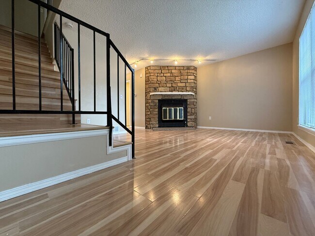 Building Photo - 3 bed/2.5 bath townhome available for rent