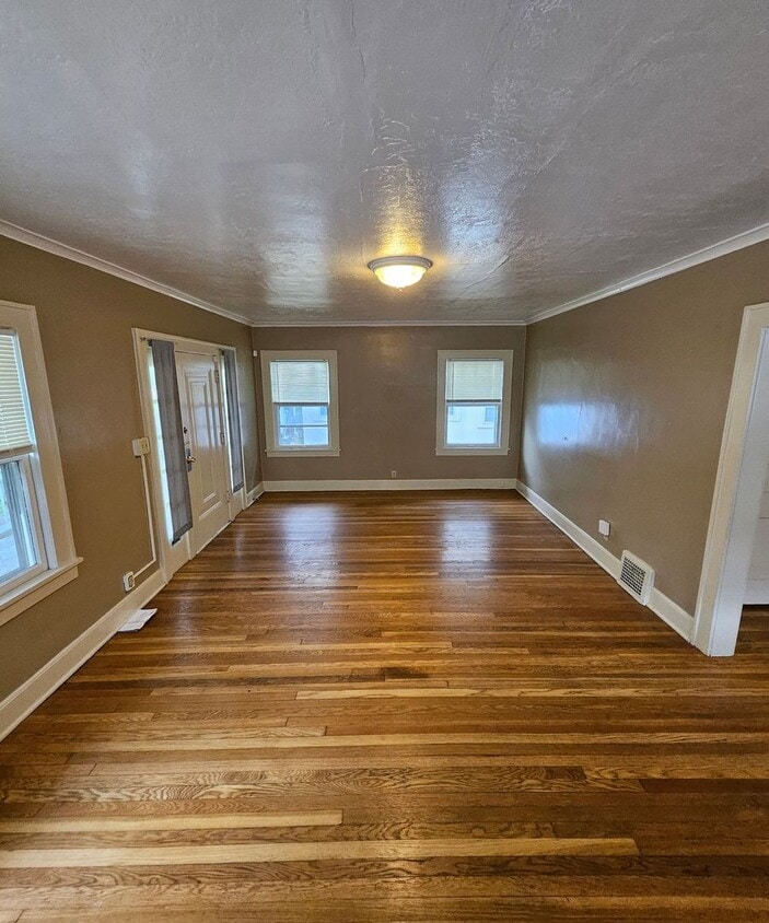 Primary Photo - Charming 3-bedroom house, with 1.5 bathroo...