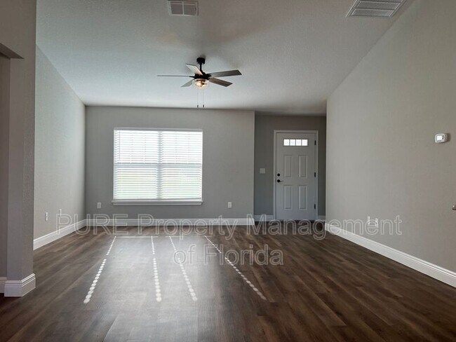Building Photo - 7 Almond Pl
