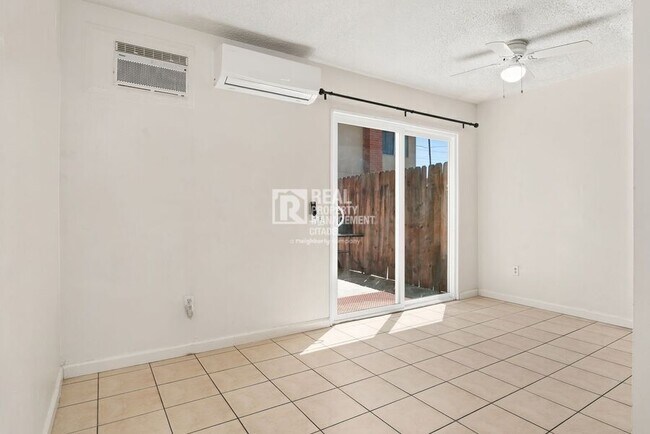 Foto del edificio - 3009 Canyon Crest Dr