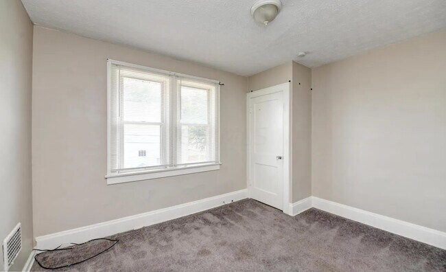 Foto del edificio - 587 S Burgess Ave