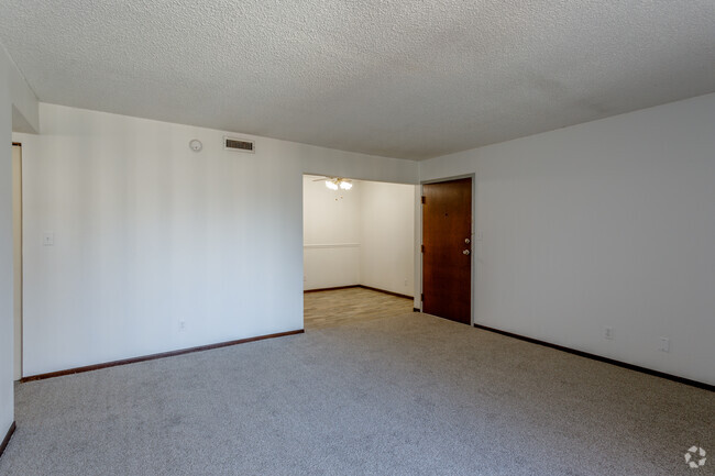 1BR, 1BA - 750 SF - White Lakes Plaza