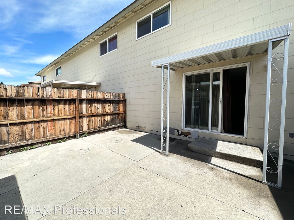 Primary Photo - 2 br, 1.5 bath House - 439 Smithridge Park