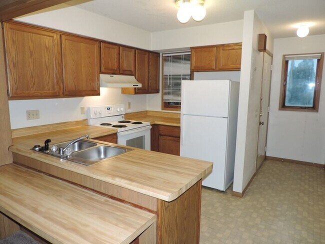 Foto del edificio - $1,100 | 2 Bedroom, 1 Bathroom 2nd Floor C...