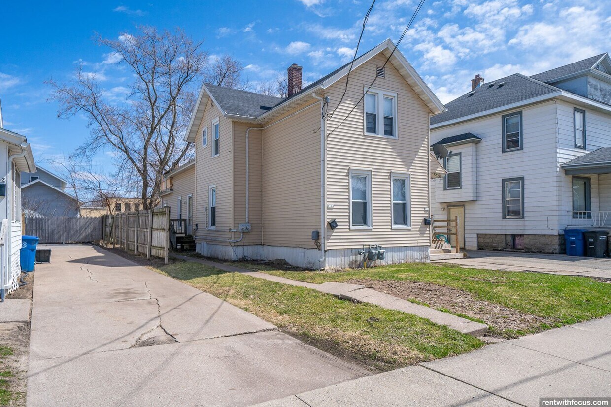 Building Photo - 716 Central St
