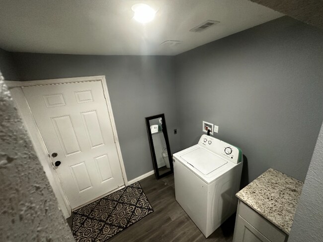 Building Photo - 8906 Lockwood Dr